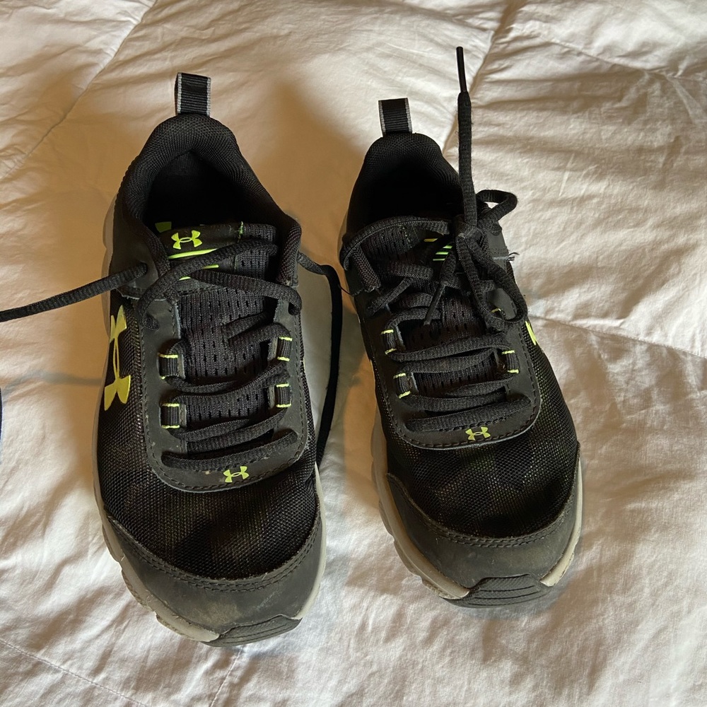Under Armour camo shoes EUC
